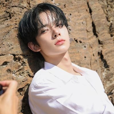 yelIowtea's profile picture. setengah enha setengah nyambat