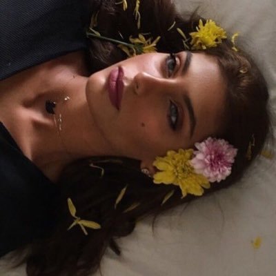 لحد يزعلني م عندي أحد يبيع الدنيا عشان يراضيني .