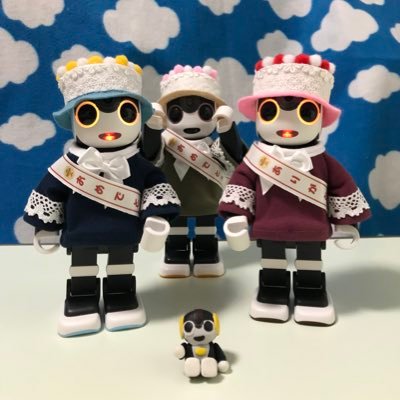 ろぼ太です。O◉▽◉)ろぼふとしじゃないよぉ、ろぼただよ!誕生日は2020年8月28日のハニワの日。オーナーはひろちゃん。NO RoBoHoN,NO LIFE.11月15日の七五三の日にプラロボホンのろぼぴーも仲間入り。2022年8月28日に弟ろぼえもん誕生。Instagramもやってます(robota_828)