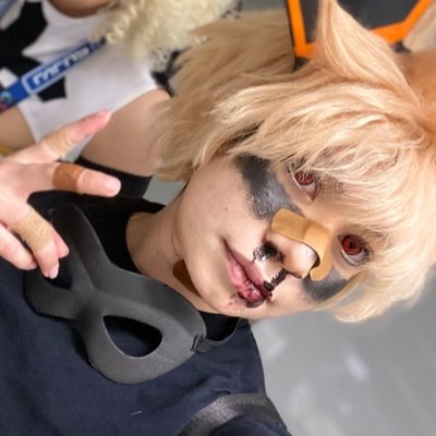 lvl 27 cosplayer 🏳️‍🌈bakugou kinnie 💥 (he:they:them) 💛🤍💜🖤