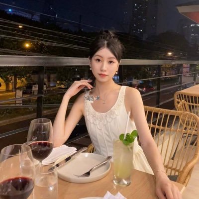 I don't like being alone when I'm having dinner at night. I will taste it with my friends or neighbors. When I go to bed at night, I will sleep with my doll.