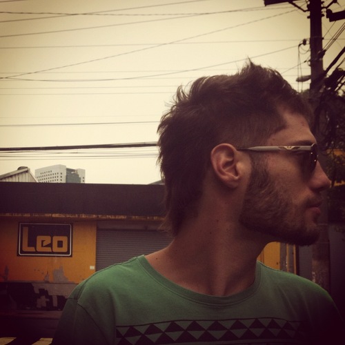 músico, compositor, integrante do @5aseco, desenvolve o projeto Músico Cidadão junto a imigrantes e refugiados.