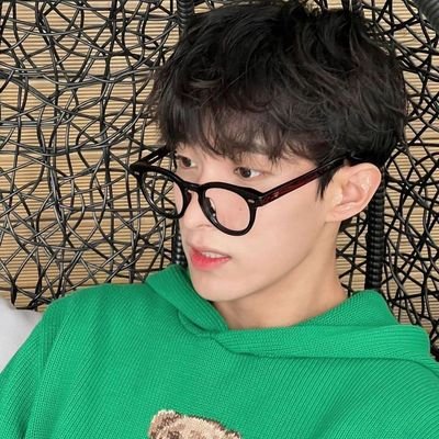 beannie_alex's profile picture. friends in the film all make v.