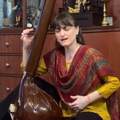 Ecléctica por excelencia. Cantante, adicta a la música clásica de la India. Y poeta, traductora, asistente, periodista...
