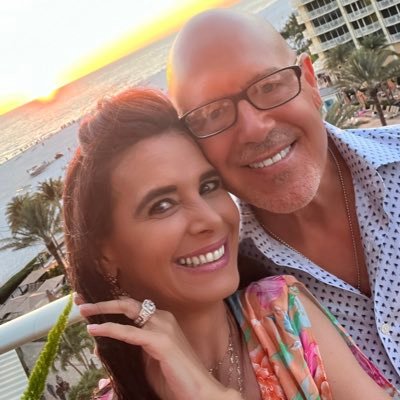 Mergers & Acquisitions Exec 📊 wife 💍 mom, makeup💄 fashion👗 shoes 👠 bags👜 bling💎 beach🏖️👙 sunsets🌅 champagne🍾 traveler✈️ foodie🍱