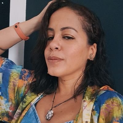 Sou uma professora apaixonada por boas histórias.💙
Sou exatamente um ponto entre a ordem e o caos.