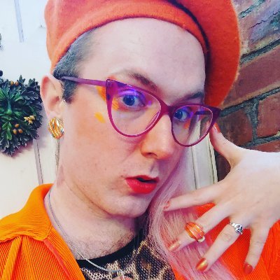 Lambda Nommed Queer Enabler. She/They
Shop: https://t.co/RwGSrgycPc
Streams: https://t.co/qGa3RIFydz
I make & publish queer comics & art 💖