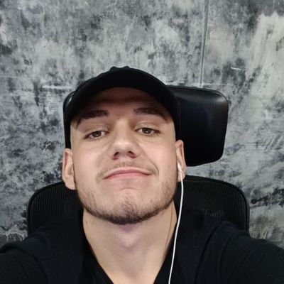 Fã da minha mulher, gostava do Kanye West e curto um Pokémon TCG. Um homem simples eu diria...
