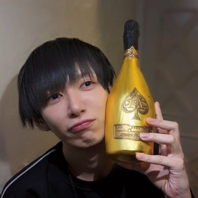 shu_yellow's profile picture. 人の形をした酒瓶。