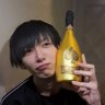 shu_yellow's profile picture. 人の形をした酒瓶。