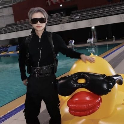 yo comiendo causa de pollo con los skz// por favor regresen