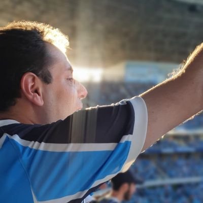 Graduando de RP na UFRGS, Árbitro de Basquete (FGB), Analista de Arbitragem (NBB), Gremista, fundador da @tavernatricolor, esquerda.