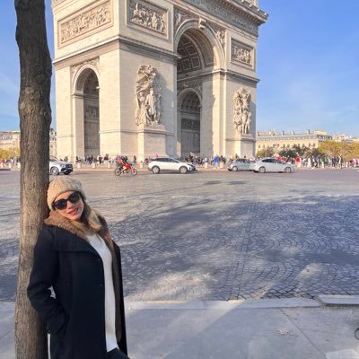 Yav_Ro's profile picture. No te rindas que la vida es eso, continuar el viaje, perseguir tus sueños, destrabar el tiempo, correr los escombros y destapar el cielo.