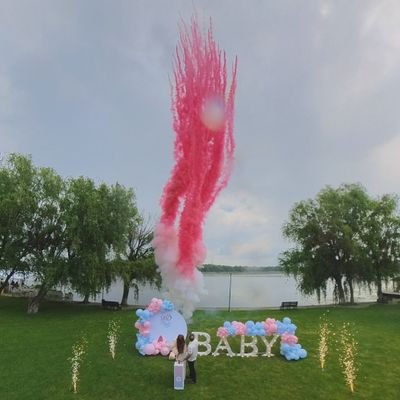 Organizarea unui Gender Reveal cu artificii colorate adaugă un plus de spectaculozitate și farmec evenimentului.