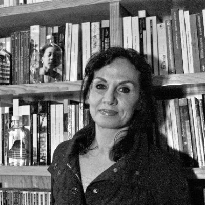 Escritora, autora y dir. escénica. Su novela La otra piel en La Cifra Ed., ganadora del Premio Bellas Artes Juan Rulfo 2010 y Premio Nac Coreog INBA UAM UNAM.