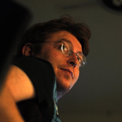 mstfdmr_md's profile picture. “Uçmak bir sanat ya da daha doğrusu bir yetenektir. Yetenek kendini yere atıp, yeri ıskalayabilmeyi öğrenmekte yatmaktadır.” Otostopçu’nun Galaksi Rehberi