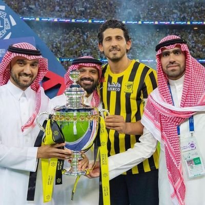 وتشاءُ أنت من البشائر قطرةً..
ويشاءُ ربُك أن يُغيثك بالمطر