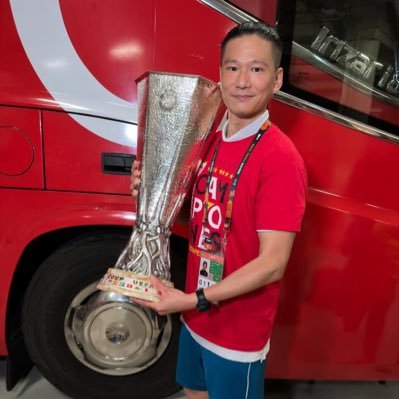元セビージャFCトップチームのアナリスト。ヨーロッパリーグ2度制覇。スペインサッカー監督ライセンスレベル3取得。スペインでの監督歴、8年。Ex-analista de primer equipo de SevillaFC.Japonés.Entrenador nacional de fútbol Nivel3.