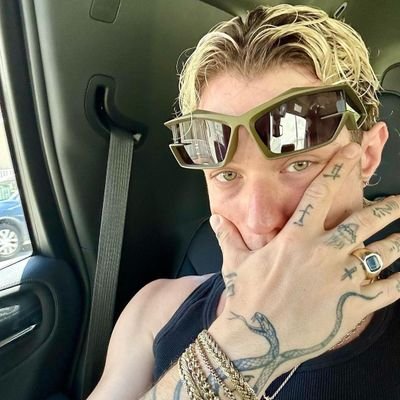 cinque_gocce's profile picture. Escuchando PAMPAMPAM by Irama intensamente. Nel centro dell'universo, e l'armonia del silenzio, sarà una genesi, la genesi del tuo colore.