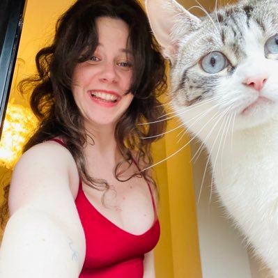 intersectional feminist, historian with a special interest in gender and race in the U.S, can waffle in both French and English, will melt over a cat pic