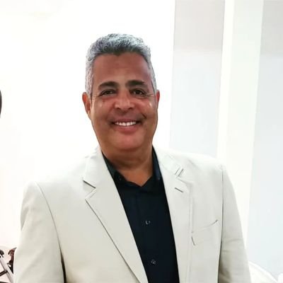 Estudou Economia, formado em Gestão Pública, especialista em saúde pública. Foi gestor municipal de saúde; faz consultoria e assessoria para gestões municipais.