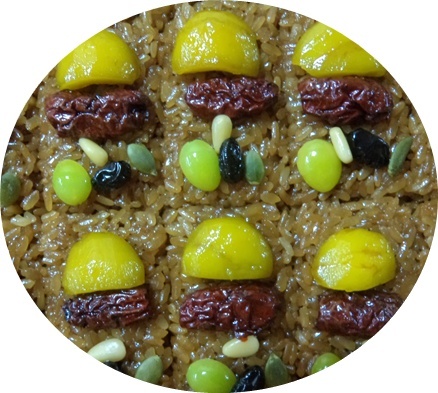 간장.카라멜을 쓰지 않고 진한대추물과 꿀로 
  단맛을내서 약밥을  만듭니다.
 
궁금하신분   018-624-2528 전화주세요.