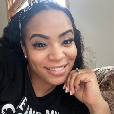 I’m a Chicago woman who like to talk my shit. Owner of “Snatched Bodies.” Book author of “Why Side Chicks Winning.”