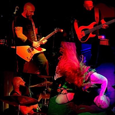 A four piece, female fronted rock cover band! We play a Mix of 80’s, 90’s & today’s rock/top hits with a hard twist that everyone will love!! Facebook:VDVBANDRI