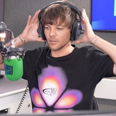 #LOUIS ✧˚ · . faith in the future ༉‧₊˚ saw louis:) 💟 she/they . solo louie .