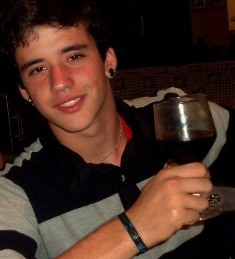 Estudante, twitteiro. Me interessam as novidades tecnológicas. #TeamFollowBack