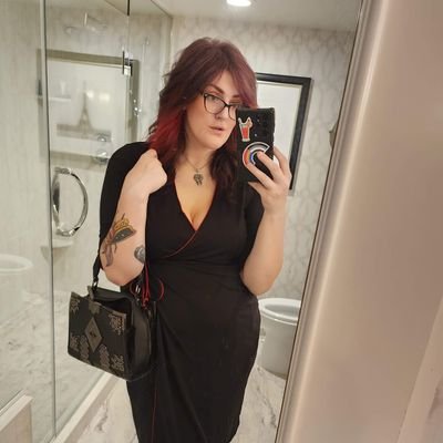 Hi! I’m Dovah (She/Her). Sex education is my jam and I’m a real nerd about sex toys. I teach classes to help people get more bang from their buzz 🐤🐝 💕
