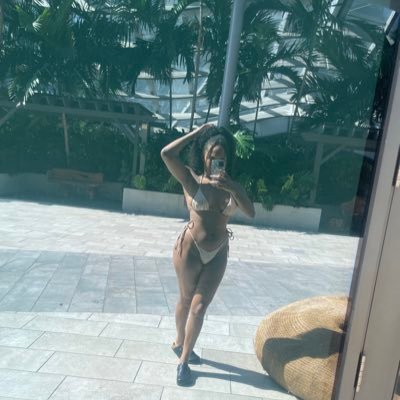 roxlopez__'s profile picture. unlearning a bunch of shit.