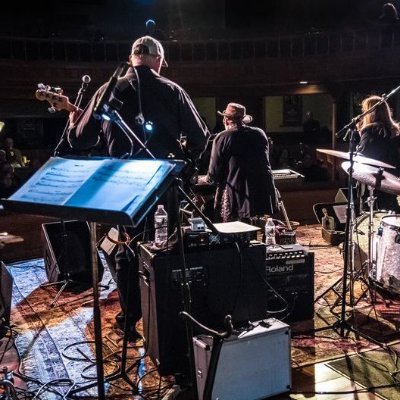 The official Twitter pg for the Woodstock, NY band Professor Louie & The Crowmatix.