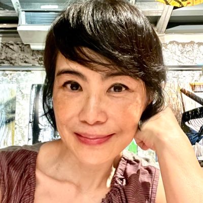 I write poems | Author @ Lonely Planet | Translator | Editor | Hong Kong Taipei Vancouver | Views mine