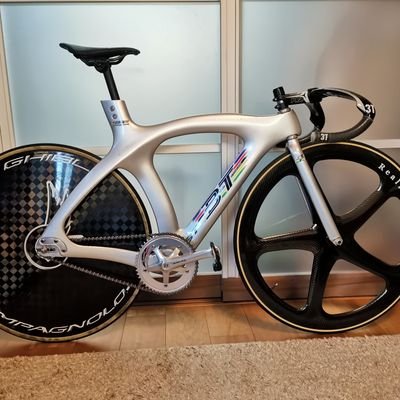 元プロトライアスリート🏊♂🚵🏃早稲田大学2年(アヴニールサイクリング山梨所属)の息子、愛称『はにわキング』とは2024年3月まで親子二人三脚で競技活動をしてきました🚵今はトラック競技でオリンピック出場を目指す息子の活動を、少し離れて応援しています!