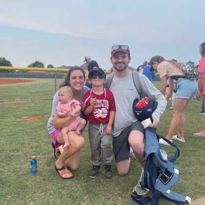 reevesbarr's profile picture. I make corny jokes and tell the same story ten times over, usually people don't laugh. Laissez les bons temps rouler.