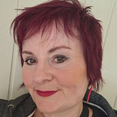nursery nurse in SEN
unison steward
desperately uncool mum to 14yo
also mum to rather brilliant student cystic fibrosis type 1
stones pens bumbags outdoors