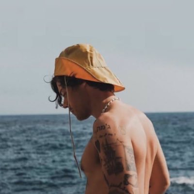 tobesoshe's profile picture. 19 || 🏳️‍🌈 || you used to read me like a headline