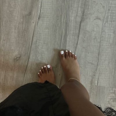 selling feet pics!
im not for the BS lets keep this professional and respectful .

‼️POLICIES ARE PINNED‼️