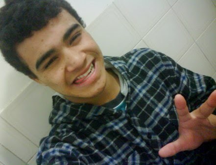 ''Não cruse os braços diante de uma dificuldade
Pois o maior Homem do mundo
morreu de Braços abertos''.