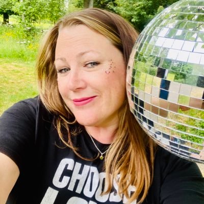 Creative Director at https://t.co/hwfjZ85CMJ Welsh girl. Hoop earrings. Rebel ✌️