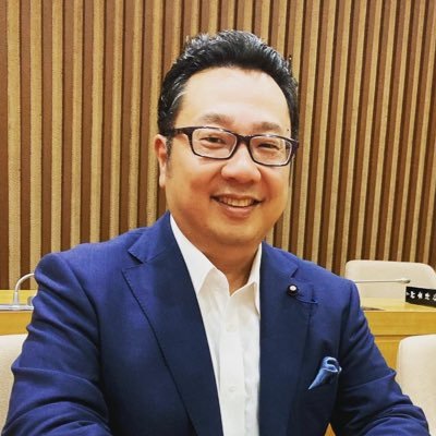 軽井沢町議会議員（無所属）１期目。信州アーツ議連事務局長。専門領域は、舞台演出/演劇教育とEQ/SEL。日本演出者協会会員/日本児童青少年演劇協会会員/長野県「アートの手法を活用した学び推進事業」プログラムファシリテーター。元ワイン商。元ラジオパーソナリティ（FM軽井沢）二児の父。演出家まんぼ @mambow1979