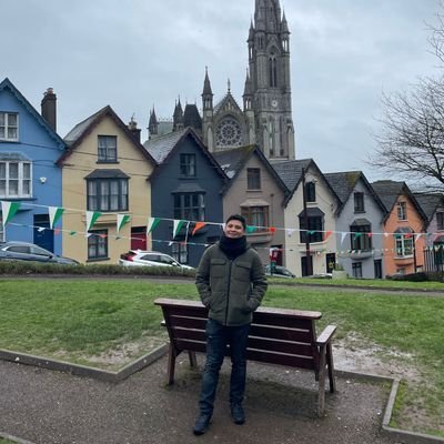 Bioquímico. Programador Python. PhD, proyecto de científico. Hay clases de hombres y hombres con clase, aquí tenéis un hombre con clase. VISCA EL MALLORCA!