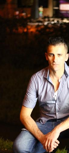 Sou Claudiomiro Wilsmann, moro em Florianopólis, massoterapeuta formado pelo Senac Estetica e Beleza, experiência já no ramo há 5 anos!