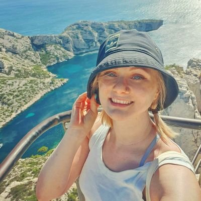 Travel blogger, writer and designer 🌍✈️🎨  

she/her           

🖊 Medium: bellks     
📸 Instagram: traveloffscript