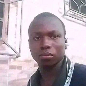 Je suis Arsène Maurice angu kacou et j'ai 24 ans je suis un cuisinier et ma sauce préféré est la sauce graines ,la sauce arachides accompagné du foutou, placali