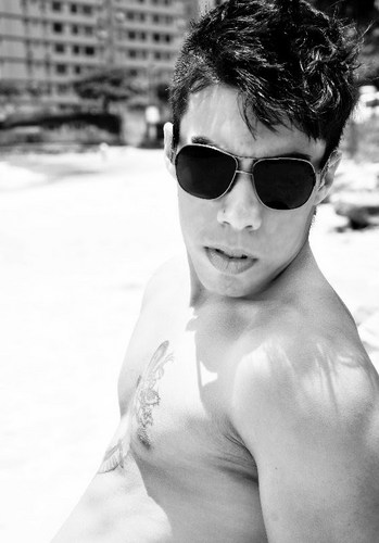follow me ? http://t.co/hhb7qzLNWg