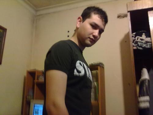 nada mas que un chiko tratando de ser un hombre...