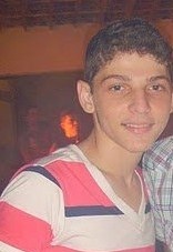 (...) Estudante, Guitarrista, Olhos Verdes, Namorado da TerezaCristina, Futuro Odontólogo e Apaixonado por Deus.