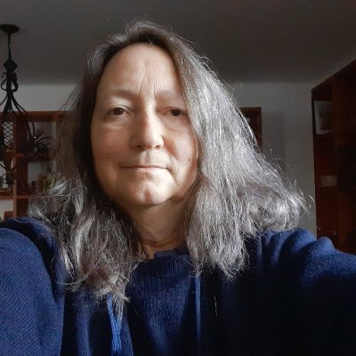 Jurista. Feminista. Anti-racista. Democrata. Dada à Música, às plantas, à Literatura e às Artes em geral.